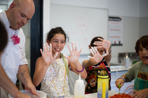 Aprenderás a cocinar de la mano de los profesores y culinarios de los programas MasterChef y MasterChef Junior