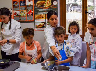 Aprenderás a cocinar de la mano de los profesores y culinarios de los programas MasterChef y MasterChef Junior